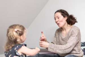 mère et fille signe une comptine en LSF